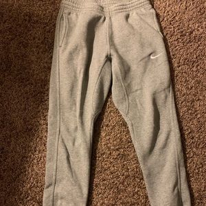 Size medium grey Nike men’s sweat pants!
